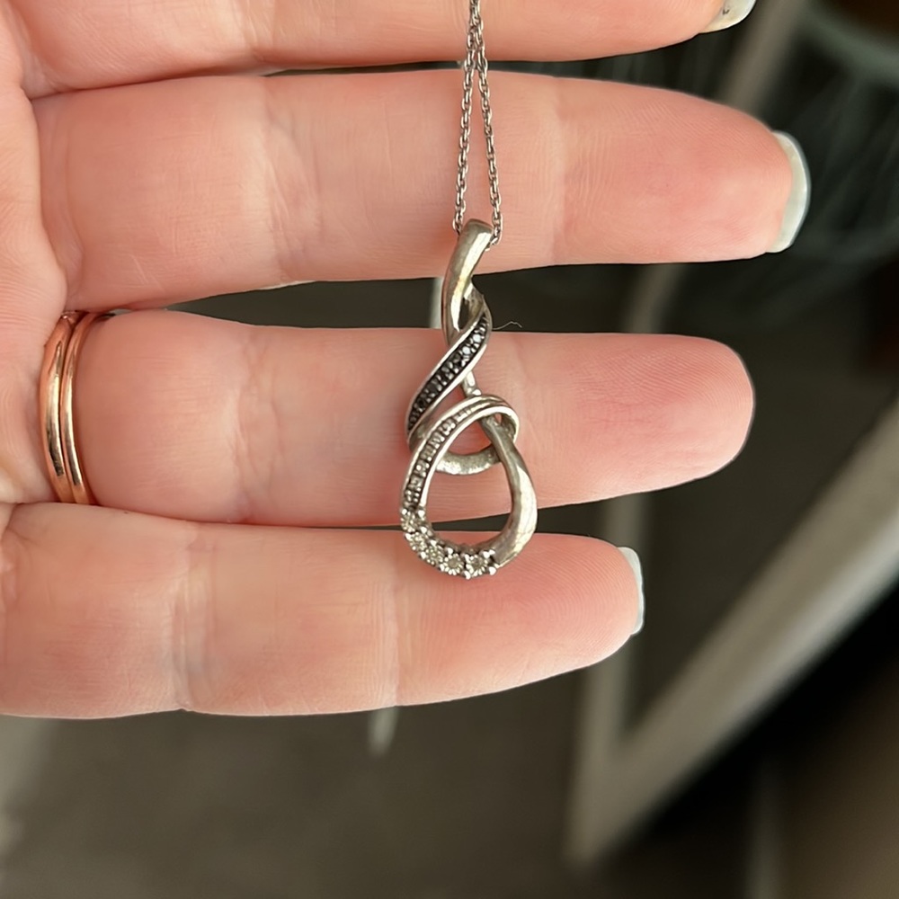 💥$5 FLASH SALE 💥
 Silver necklace with white & black stones
